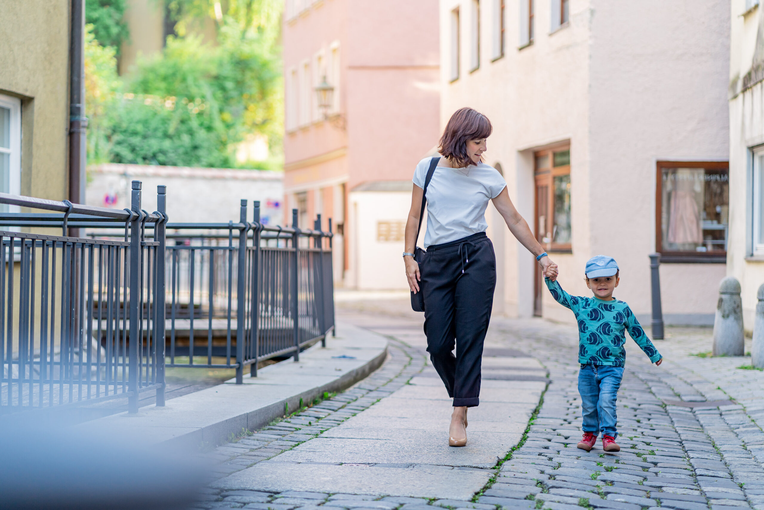 Mutter mit Sohn in der Augsburger Altstadt